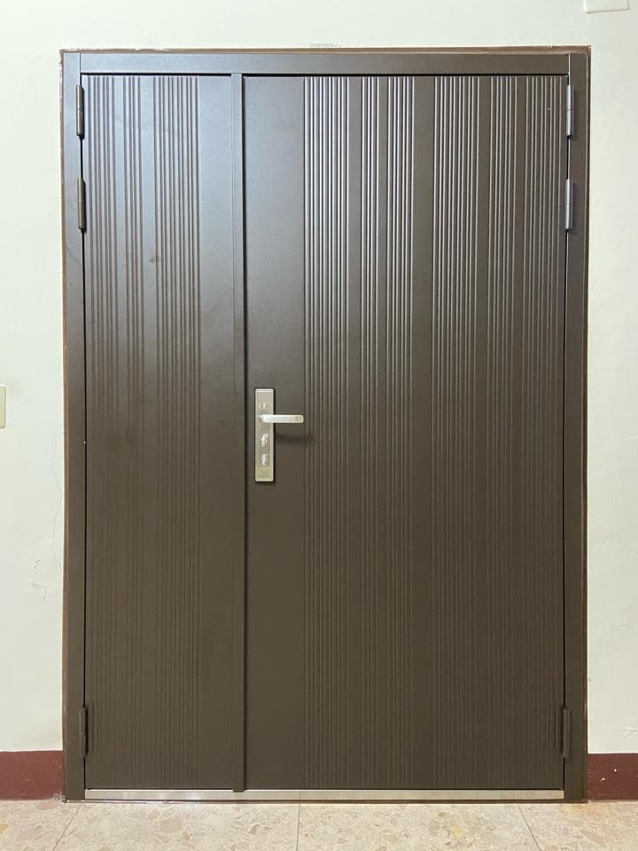 1) 照片顯示一扇雙扇木門,門上有垂直的木條裝飾,門把是銀色的