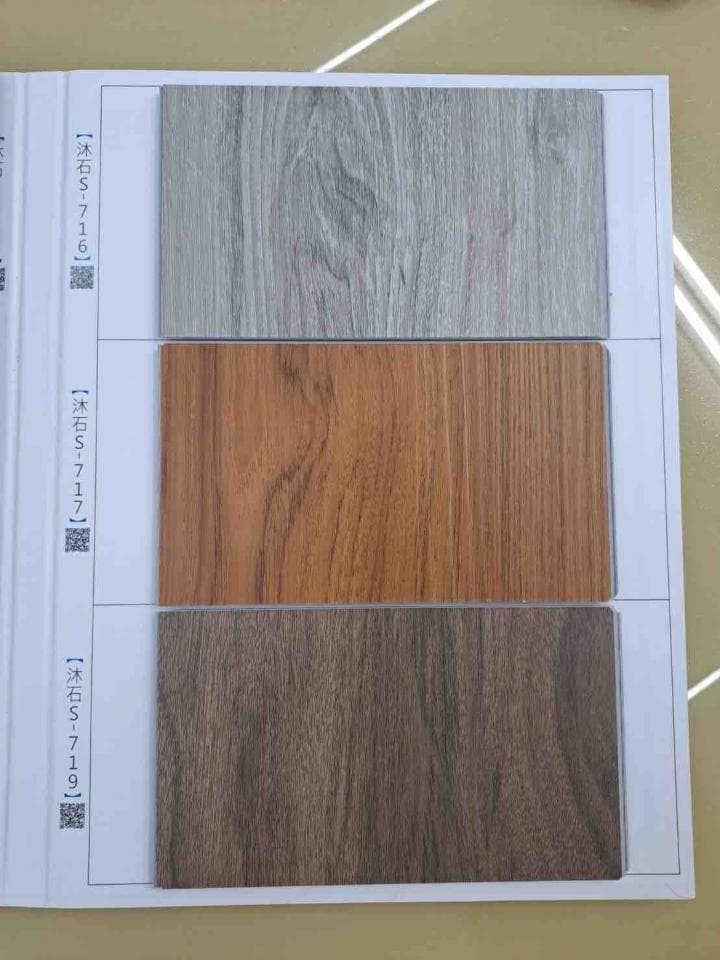 這張照片是三塊不同顏色和紋路的木紋地板樣板。