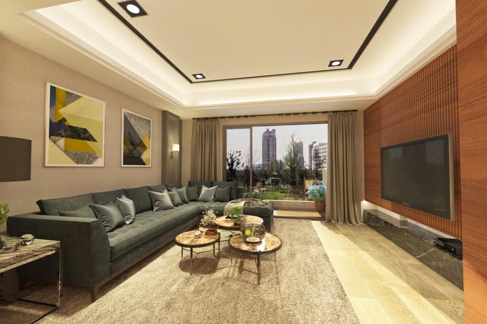 這張「現代化客廳」的照片是一間佈置精緻的客廳,有舒適的沙發、簡約的茶几,以及牆上掛著的抽象畫。客廳的窗戶可以看見城市景觀,讓人感到放鬆舒適。