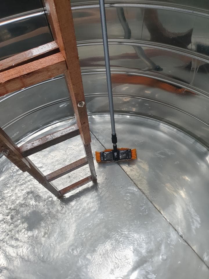 這張照片是一張水箱內部的照片,最重要的是水箱的底部和底部角落,可以看到水箱內部的水已經排掉了,但底部還有少許的水殘留著。