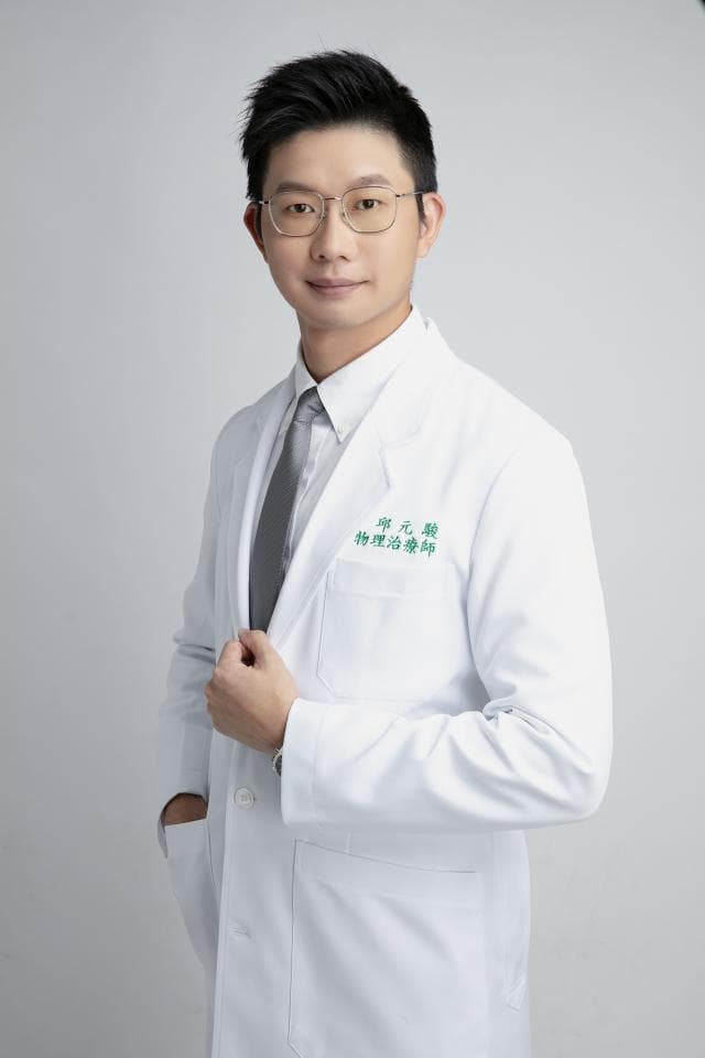 這張照片是一個穿著白袍的醫生,他穿著白色襯衫,打著領帶,看起來很有專業感。他胸口上繡著“郭子謙 神經外科”。