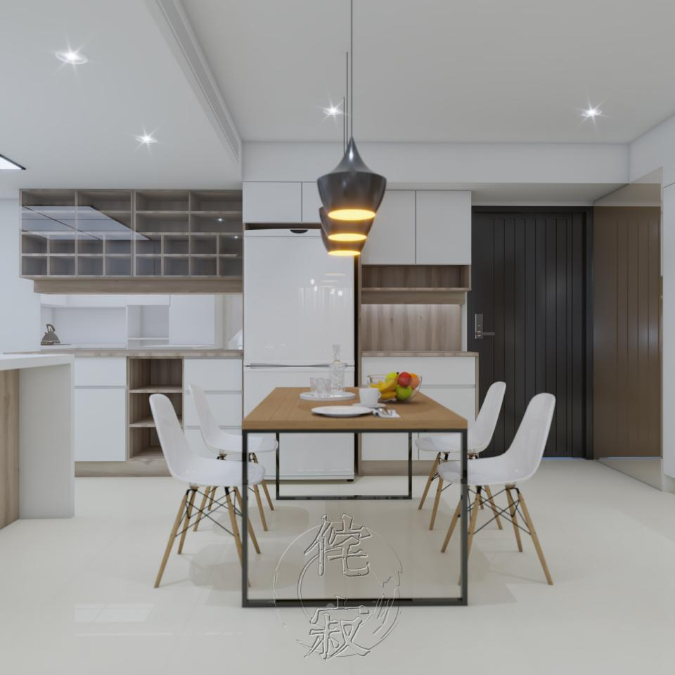 這張「兩隻狗在草地上玩耍」的照片是一隻灰白色毛的狼犬和一隻棕色毛的狗,狼犬吐着舌頭,牠旁邊的狗也張着嘴巴,似乎在笑。