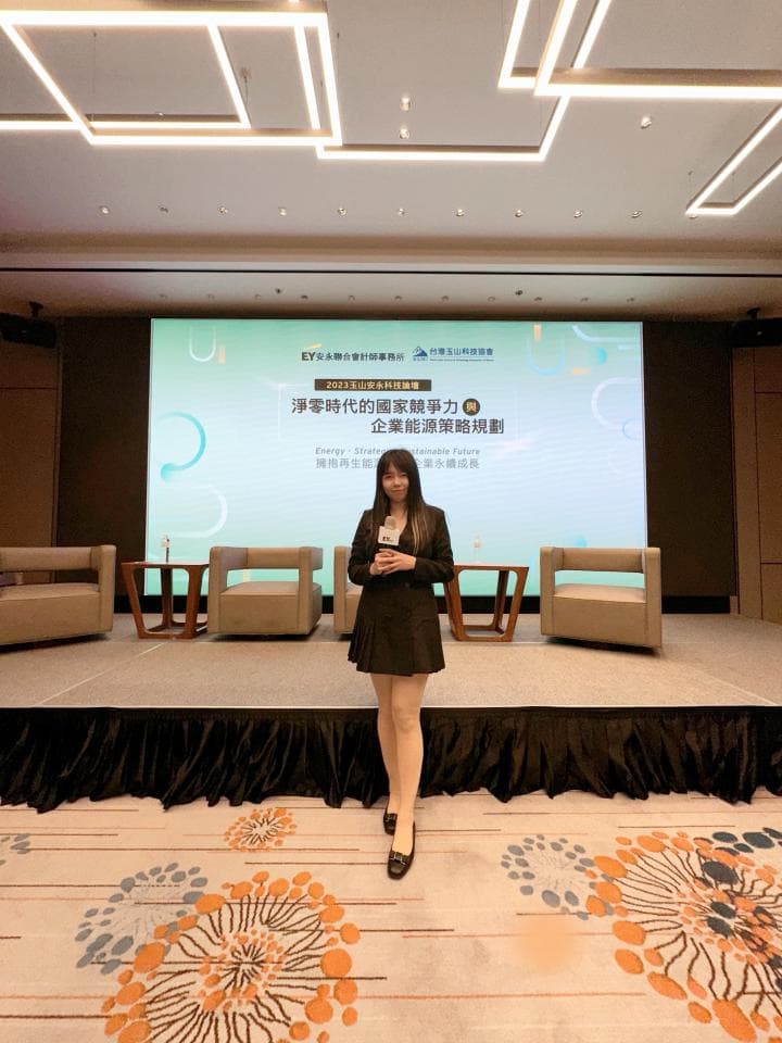 這張「會議室」的照片是一個女性站在臺上講話,她穿著黑色套裝,後面有投影布幕,上面寫著演講主題。