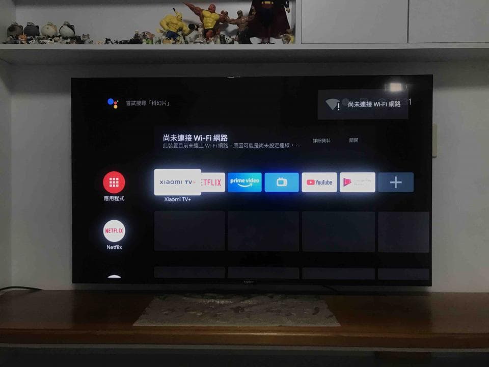 這張照片是一台顯示著連接 Wi-Fi 介面的電視,上面有許多不同的串流服務選項,例如 Netflix、YouTube 和 Amazon Prime Video。