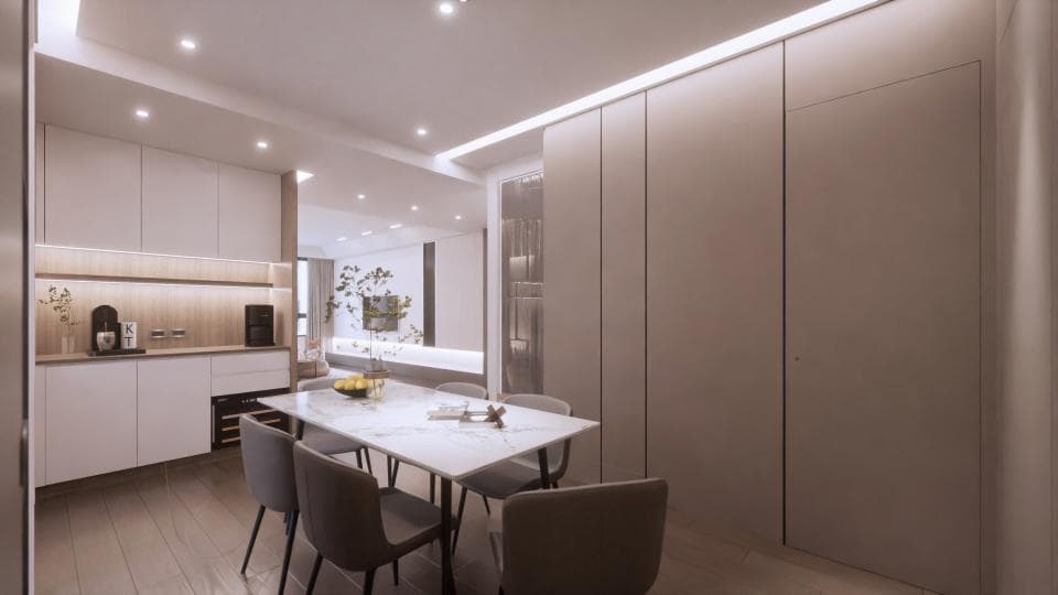 這張「現代化」的照片是,一個簡約的餐桌,配備四張灰色的椅子,桌子上擺放着一些水果,餐桌旁邊有白色的櫥櫃,以及一個帶有隱藏式门的牆壁。