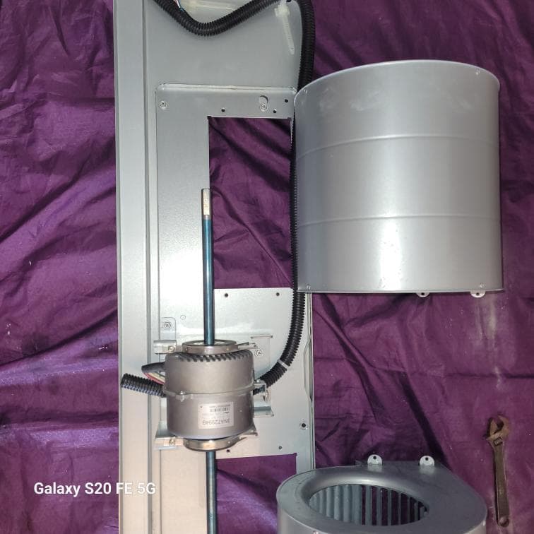 1) 照片顯示一個金屬外殼的電風扇,電風扇已拆解,露出電機,電機旁邊連接著一個圓形金屬風葉