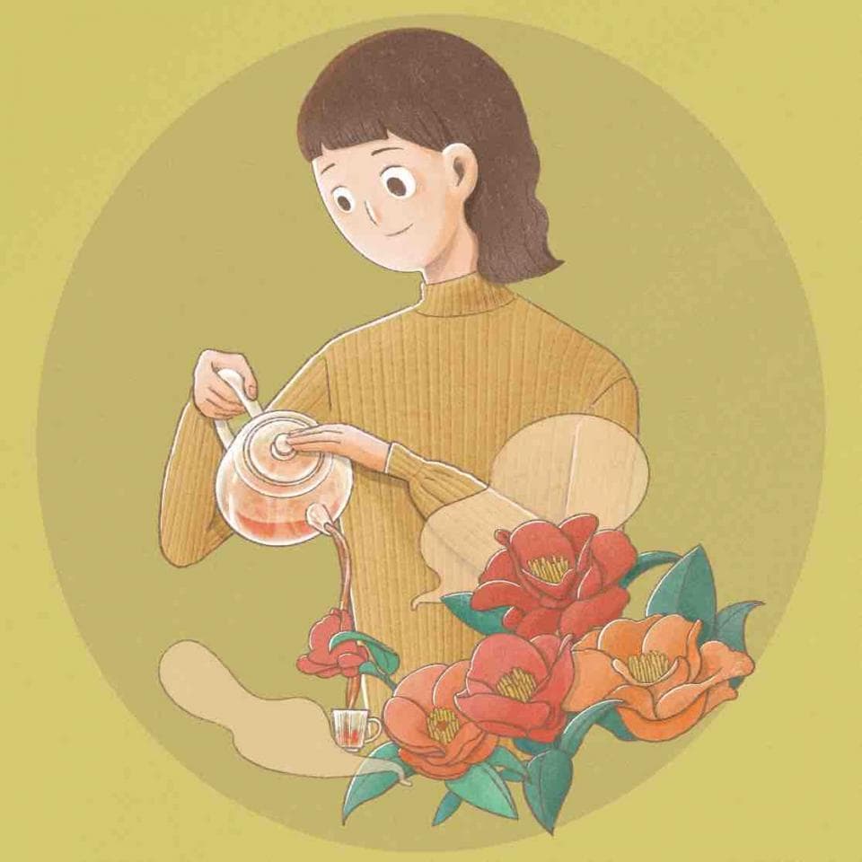 這張「女孩在茶壺裡倒茶,並在周圍的花朵中」的照片是。