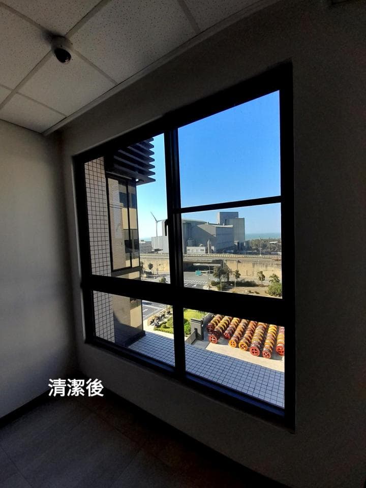 1) 照片顯示一個房間內部,其中有一個大窗戶,窗戶面向城市