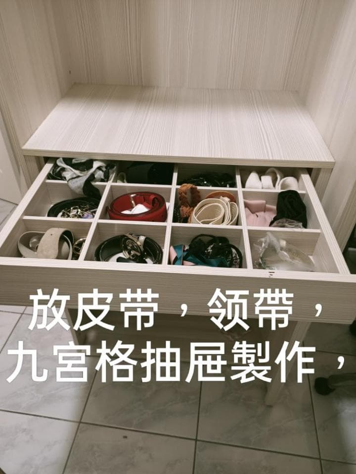 1) 照片中展示了一個白色抽屜,裡面裝滿了各種皮帶、絲帶和其他物品