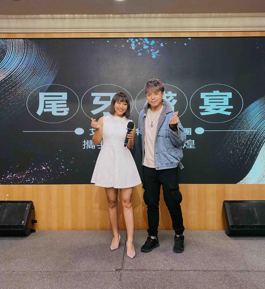 這張「演員」的照片是一個男人和一個女人站在一起,他們都穿著正式服裝,背景是一面牆。