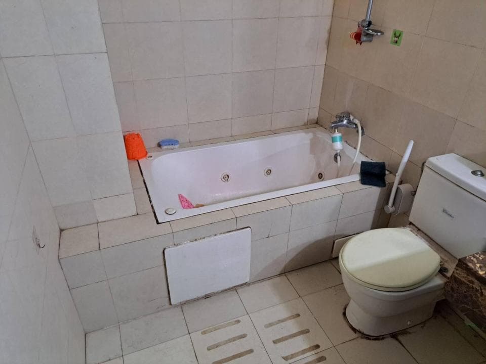 1. 照片顯示一個裝修精緻的浴室,其中包含一個按摩浴缸和馬桶