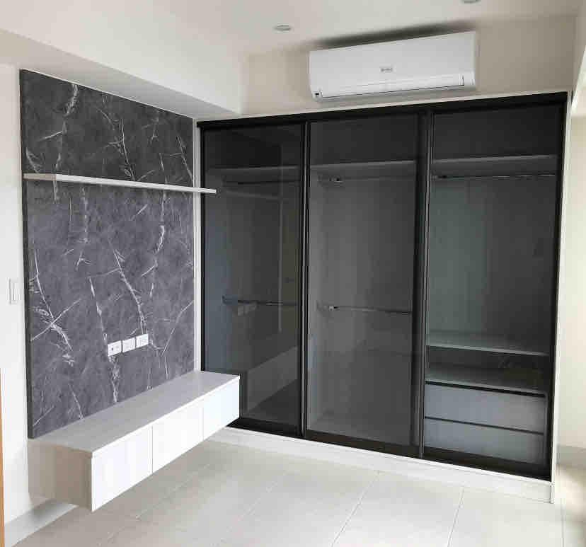 木作衣櫃|結合鐵件玻璃拉門