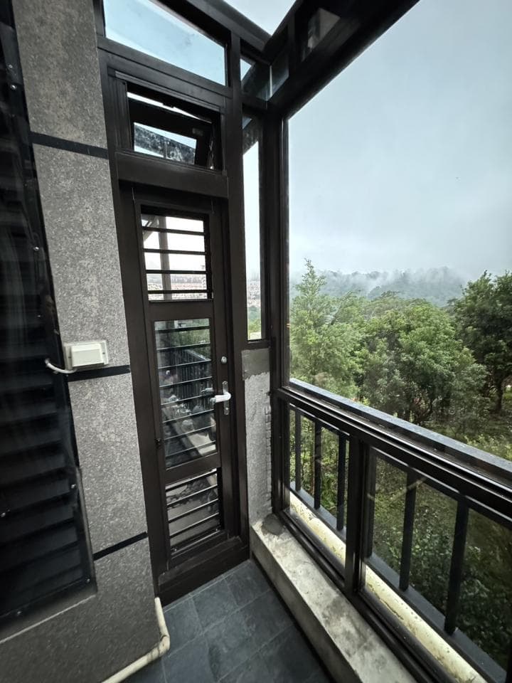 1) 照片顯示一間公寓的陽台