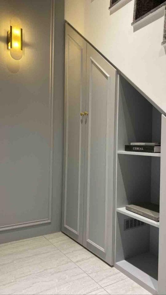 這張照片是一個現代化的浴室,最重要的是角落的儲物櫃和置物架,設計精緻,充分利用了空間,給人整潔又舒適的感覺。