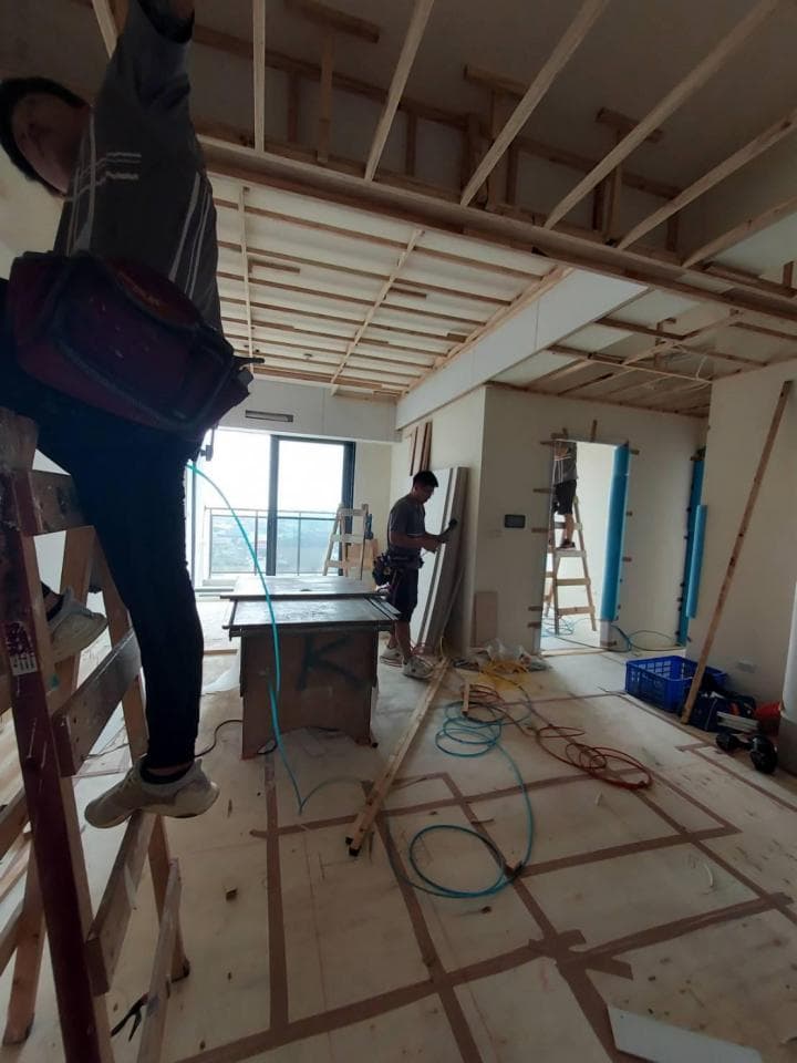 這張照片是一個女生,她穿著一件白色的襯衫和一件棕色毛衣背心。毛衣背心上面有黑色和白色的條紋,看起來很時尚。