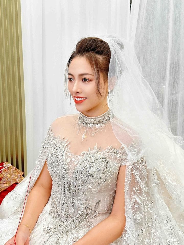 這張「新娘婚紗」的照片是一個穿著白色婚紗的女性,她戴著頭紗,露出幸福的笑容。