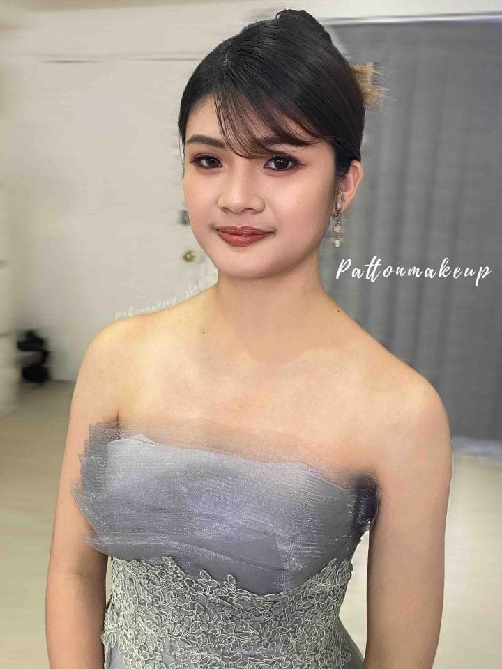 這張「婚紗照」的照片是一位穿著灰色薄紗婚紗的女性,她的髮型是盤髮,看起來很優雅。