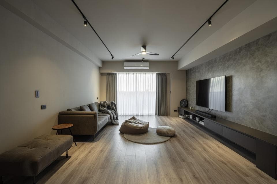 1) 照片顯示一個現代客廳的裝潢