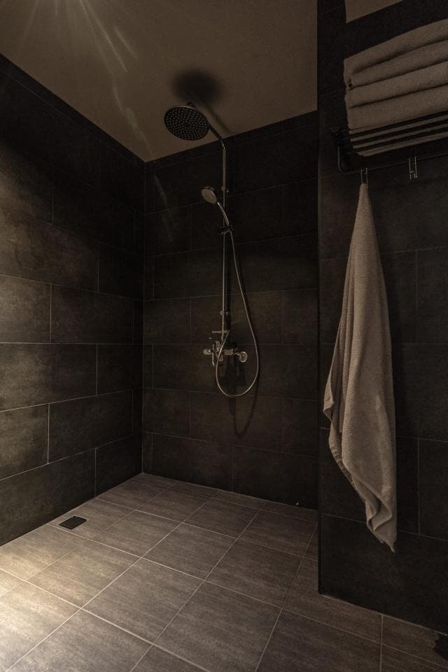 1) 這是一張浴室的照片,浴室裡有一個淋浴間,淋浴間配備了一個淋浴頭和一個噴頭