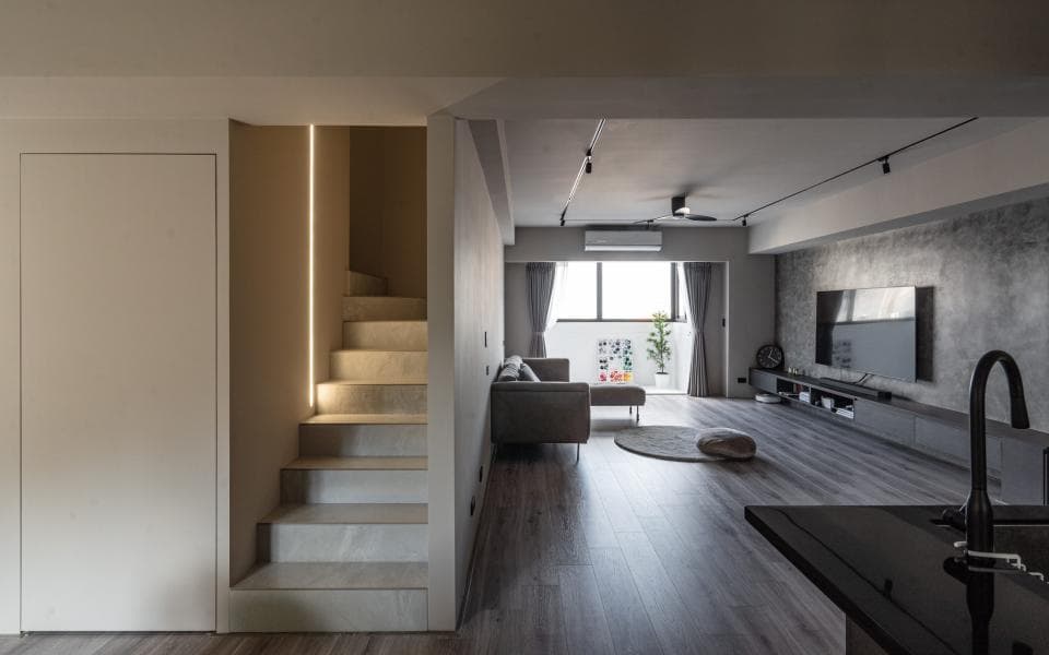 這張「室內設計」的照片是現代風格的客廳和廚房,擁有簡約的色調和線條,並帶有木質地板和水泥牆。