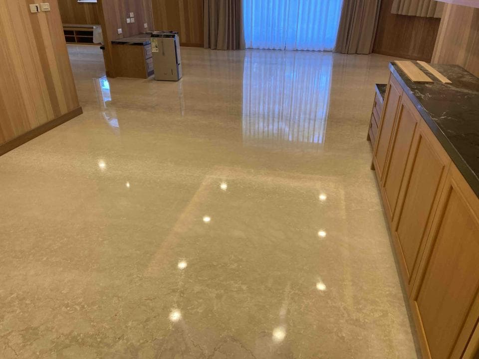 這張照片是一個房間,地板是拋光的水泥,光線反射在地板上,非常光亮。