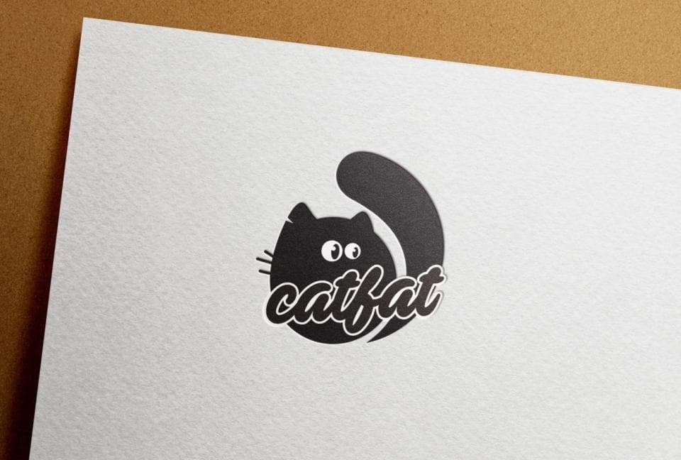這張照片是一個黑色貓咪的卡通圖案,貓咪的肚子圓滾滾的,還有一個「catfat」的字樣,設計風格可愛有趣。