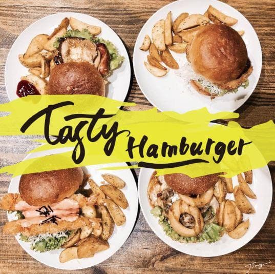 這張照片是四盤美味的漢堡,配上薯條和蔬菜。