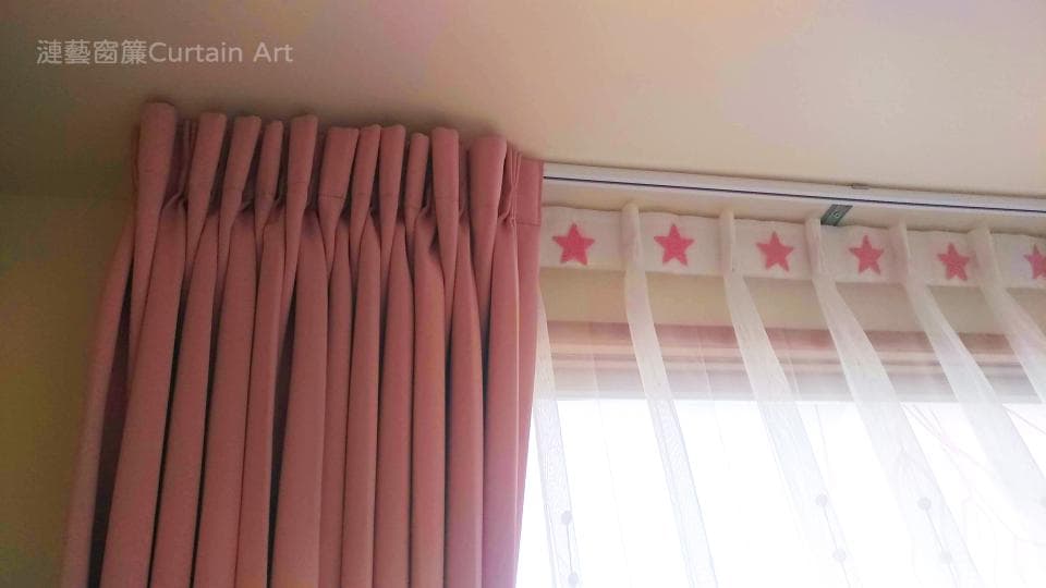 1) 照片顯示一扇粉紅色的窗簾,窗簾上有許多褶皺