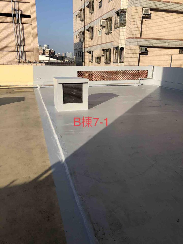 1) 照片顯示一個水泥屋頂,屋頂上有一個方形的通風口