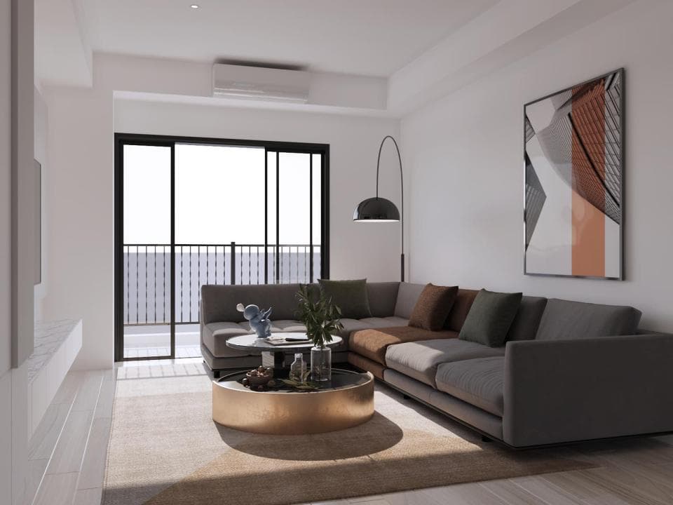 這張照片是現代化的客廳,最主要的部分是灰色布藝沙發,沙發上擺放了多個抱枕,色彩鮮豔,與背景的白色牆壁形成鮮明對比,給人一種舒適和放鬆的感覺。