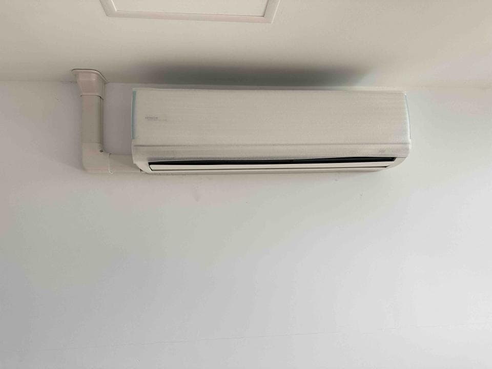 1) 照片顯示一個白色的空調裝置,安裝在牆上