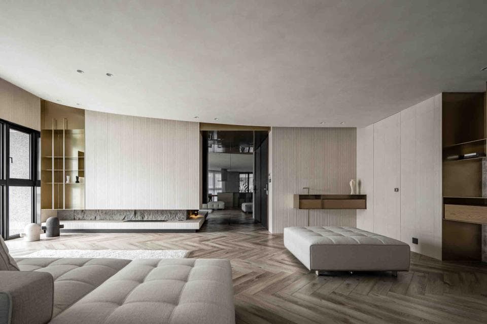 這張客廳的照片是一個現代化的空間,有白色的沙發、一個壁爐,和木質地板。