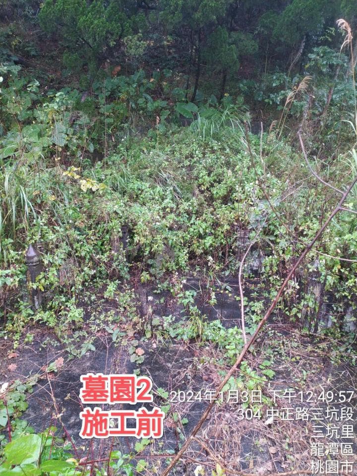 1) 照片顯示一片灌木叢,地面覆蓋著灰塵,前方有一塊紅色的標語寫著「基地2 施工前」