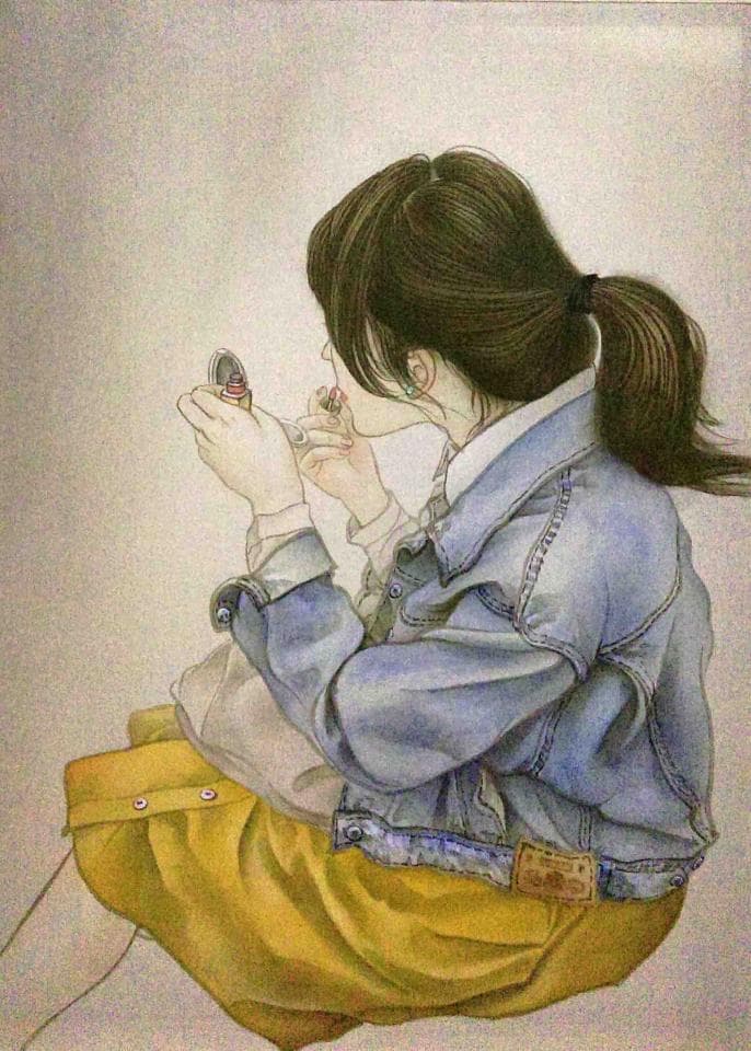 這張「女生化妝」的照片是一個年輕女孩,她穿著黃色的裙子,外套是藍色的牛仔外套,她正在用鏡子化妝。