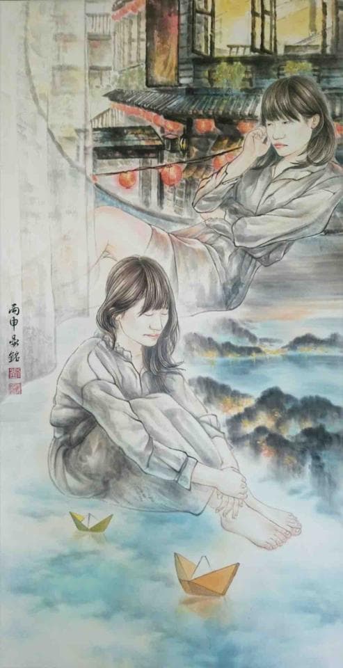這張照片是一個年輕女子坐在雲海上的畫面,她低頭沉思,身旁漂浮著兩艘紙船,象徵著她的思緒與心境。