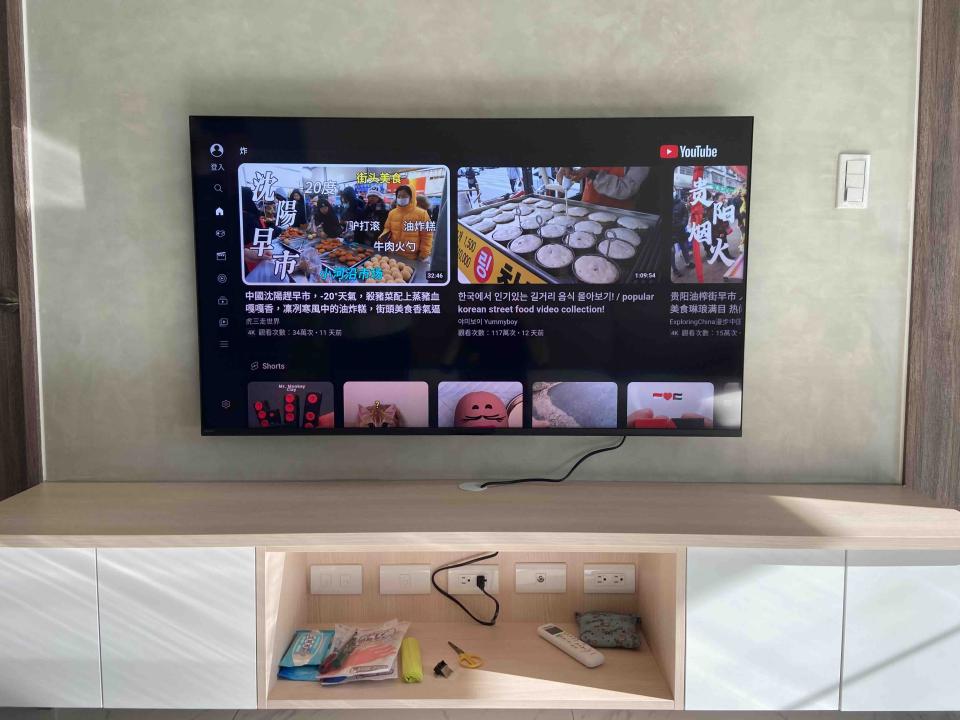 1) 照片顯示一個裝有電視的木櫃