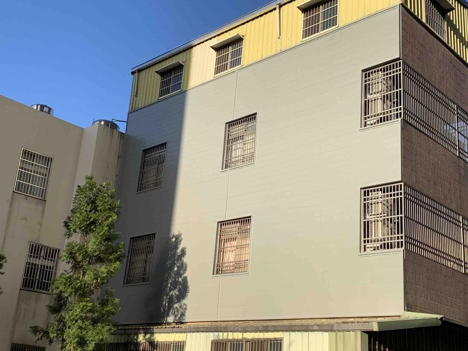 這張照片是一棟有許多窗戶的建築物,每扇窗戶都有防盜窗。