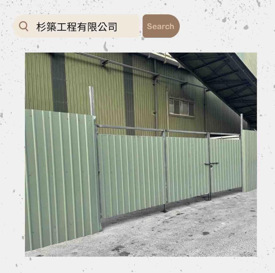 這張照片是一個綠色的鐵製圍欄,圍欄上有兩個門。