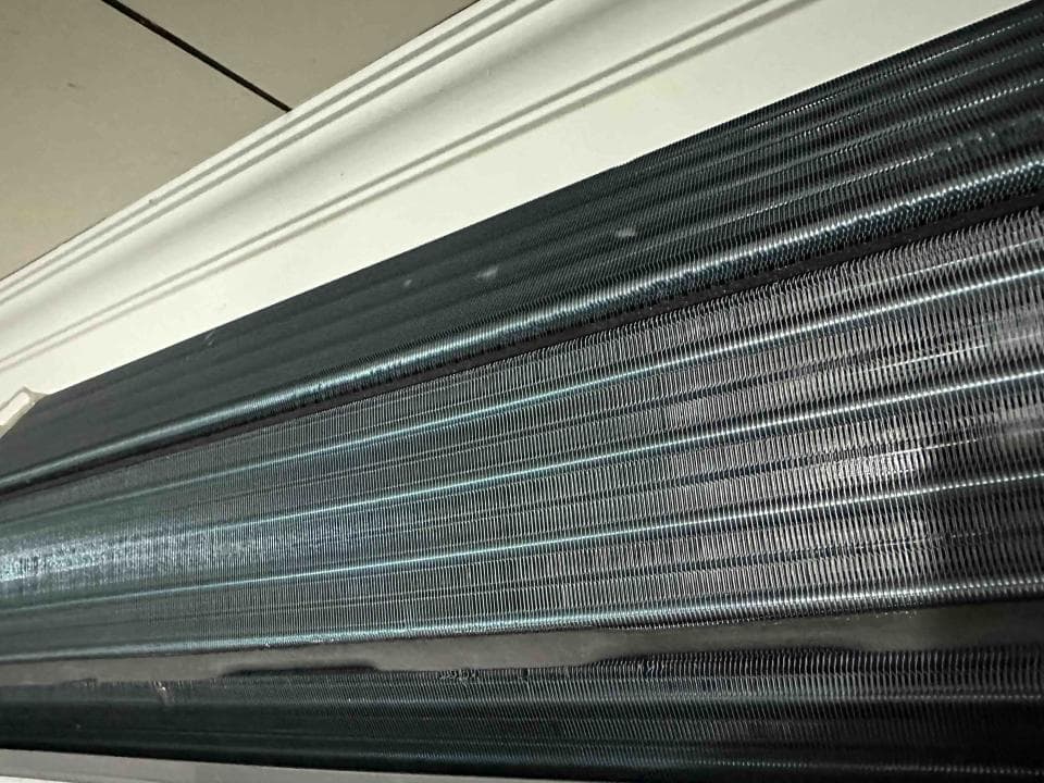 1) 照片顯示一個空調的冷凝器,由多層金屬網格組成