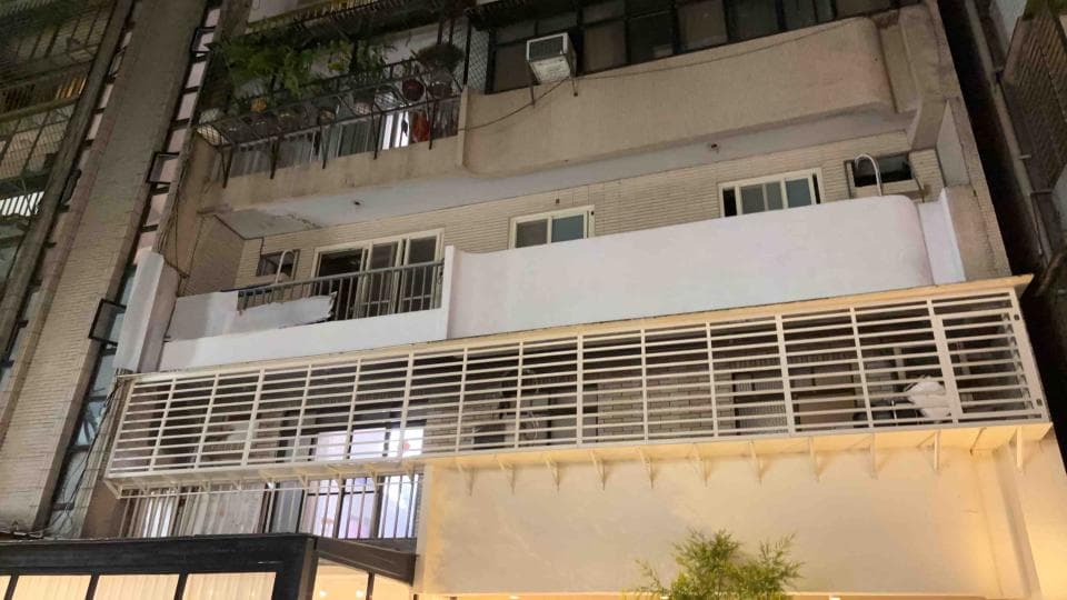 1) 照片顯示一棟建築物的外觀,建築物看起來像是公寓大樓,外牆是白色的,窗戶和陽台的欄杆都是白色的,陽台上有白色的欄杆,陽台上的欄杆是白色的,照片中還有很多綠色的植物,看起來非常舒適