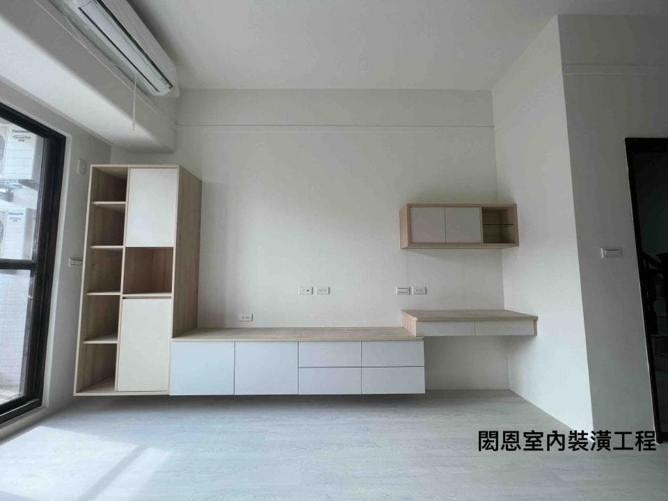 1) 照片顯示一個裝潢完成的客廳,包含一個白色烤漆的電視櫃,以及牆上的層板