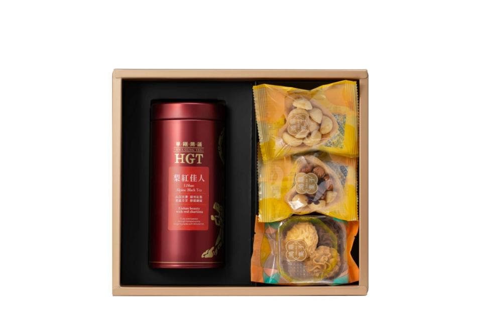 這張照片是一個禮盒,禮盒裡有一罐茶葉和三包不同的堅果零食。