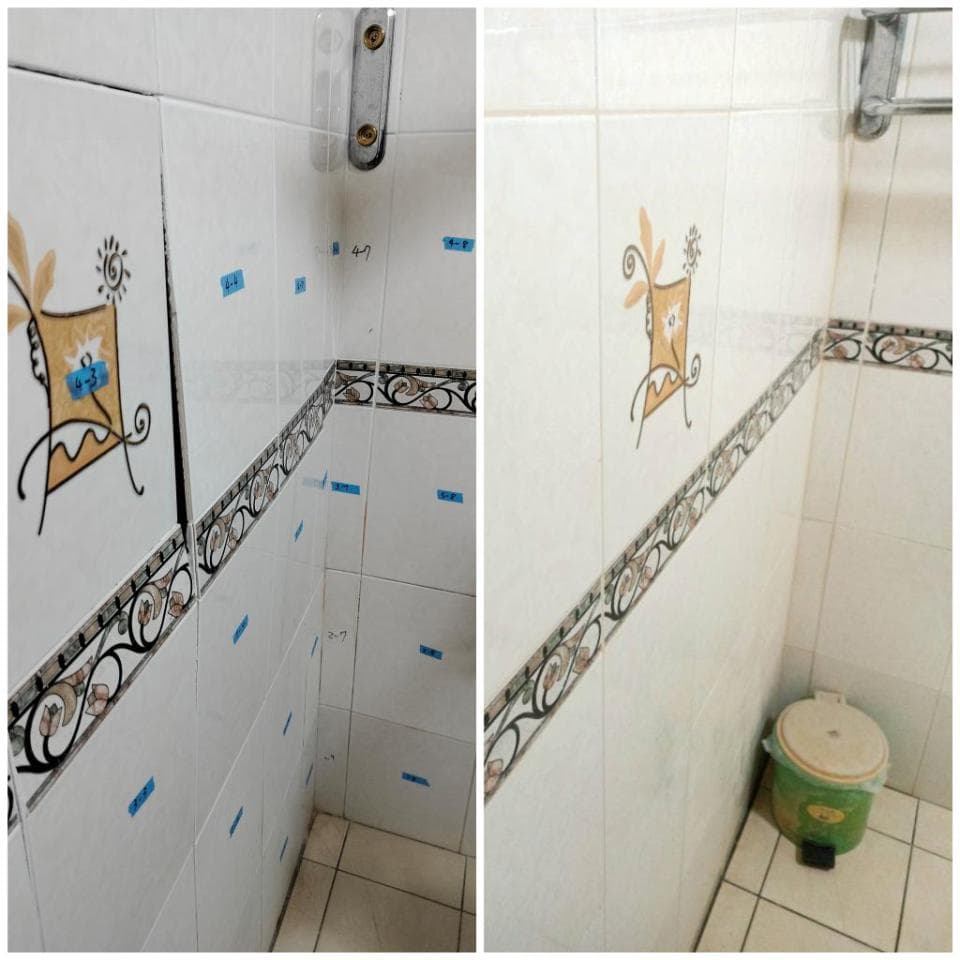 1) 照片顯示一間浴室的牆壁,牆壁上鋪滿了白色瓷磚,瓷磚上有花紋