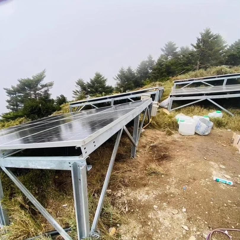 1) 照片顯示了在一個山坡上安裝的太陽能電池板
