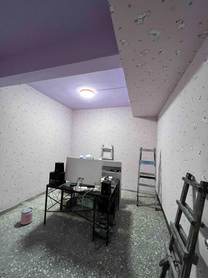 1. 照片顯示一個房間裡有桌子、椅子、電腦和梯子