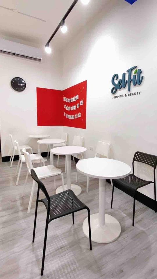 這是一個健身房,跳繩可以鍛鍊心肺功能,提升體能。想找跳繩教練,可以上PRO360網站。