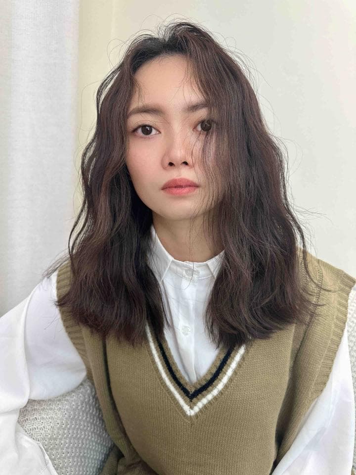 這張照片是一間廚房,最重要的是廚房的櫥櫃,櫥櫃是深棕色的木頭材質,看起來很耐用,還有不鏽鋼的流理台,整體看起來很乾淨、整潔。