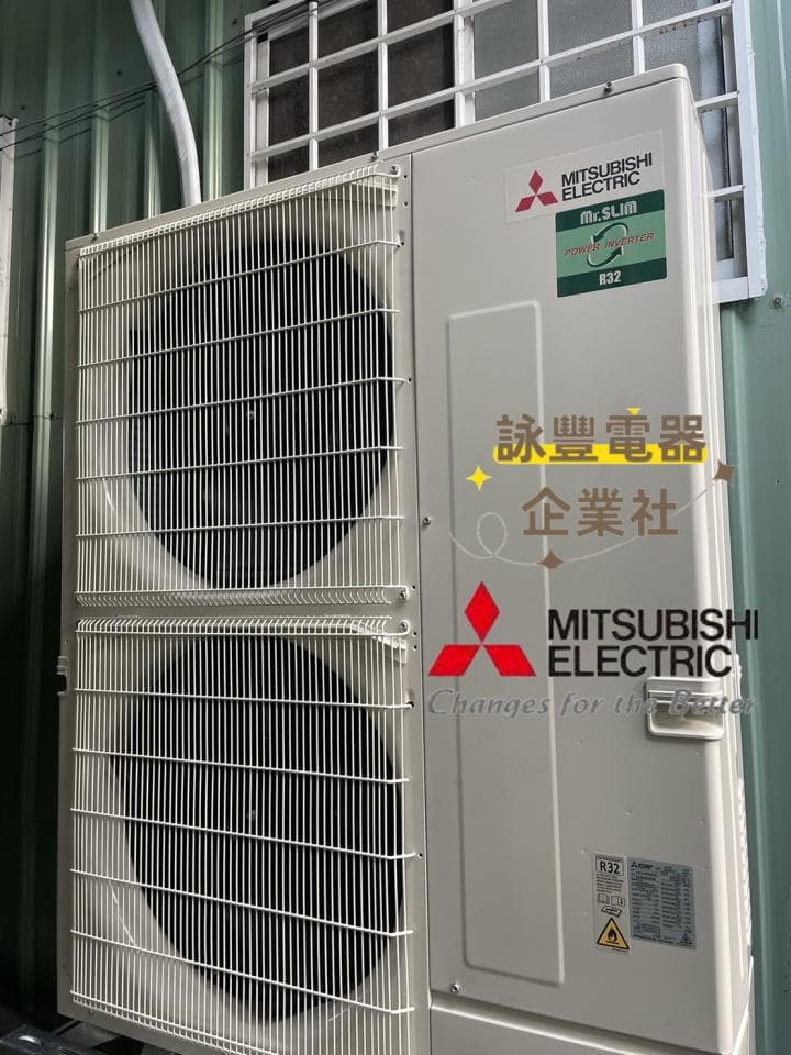 這張照片是一台三菱電機的冷氣室外機,上面有三菱的商標以及"三菱電機"的字樣。