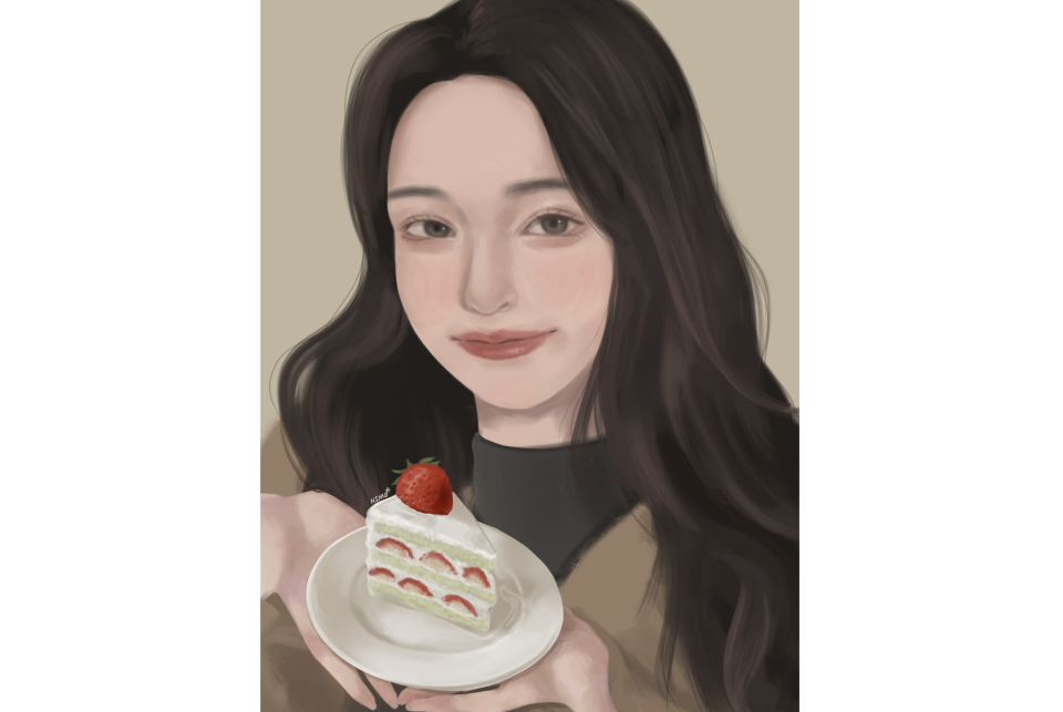 這張照片是一個女孩拿著一塊草莓蛋糕,她正看著鏡頭微笑。