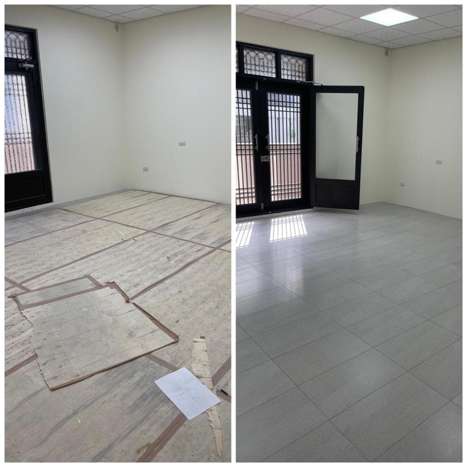 這張照片是兩張房間的照片,展示了房間地板的翻新過程。左邊的照片展示了正在拆除舊地板,右邊的照片展示了新鋪好的瓷磚地板。